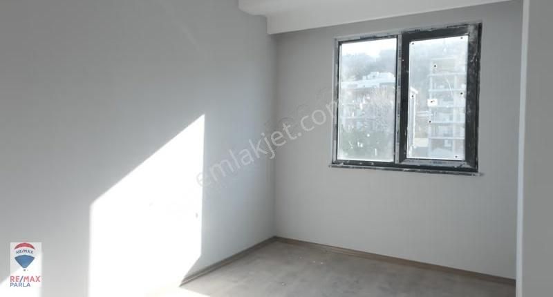 Remax Parla'dan Tramvaya 500 Mt Yerden Isıtmalı Lüks 1+1 - Görsel 17