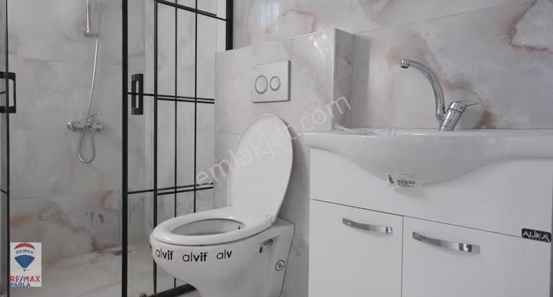 Remax Parla'dan Tramvaya 500 Mt Yerden Isıtmalı Lüks 1+1 - Görsel 11