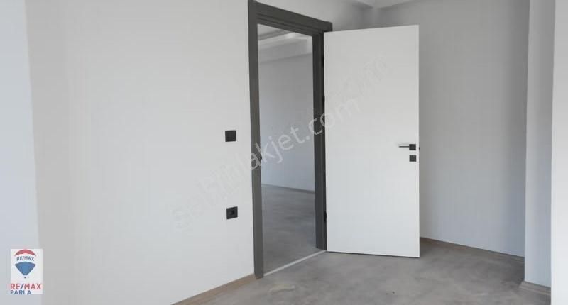 Remax Parla'dan Tramvaya 500 Mt Yerden Isıtmalı Lüks 1+1 - Görsel 7