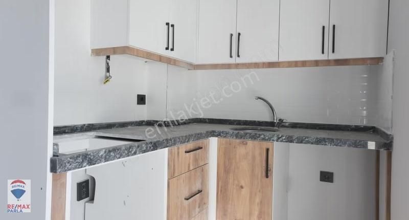 Remax Parla'dan Tramvaya 500 Mt Yerden Isıtmalı Lüks 1+1 - Görsel 20