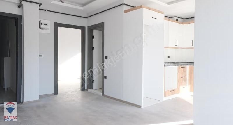 Remax Parla'dan Tramvaya 500 Mt Yerden Isıtmalı Lüks 1+1 - Görsel 10