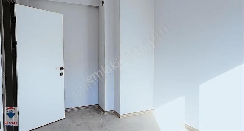 Remax Parla'dan Tramvaya 500 Mt Yerden Isıtmalı Lüks 1+1 - Görsel 22