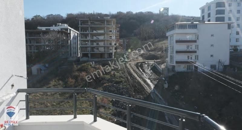 Remax Parla'dan Tramvaya 500 Mt Yerden Isıtmalı Lüks 1+1 - Görsel 13