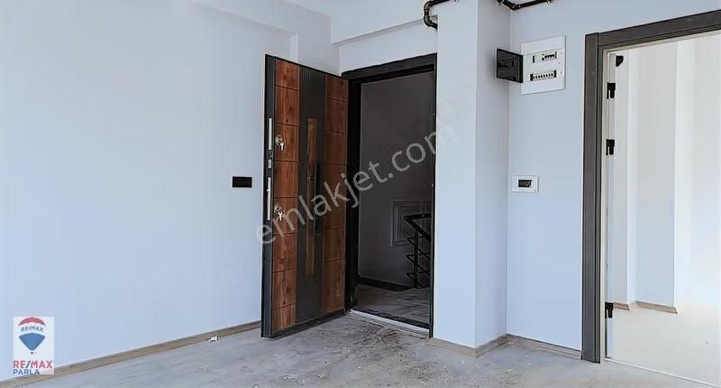 Remax Parla'dan Tramvaya 500 Mt Yerden Isıtmalı Lüks 1+1 - Görsel 18