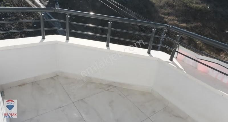 Remax Parla'dan Tramvaya 500 Mt Yerden Isıtmalı Lüks 1+1 - Görsel 14