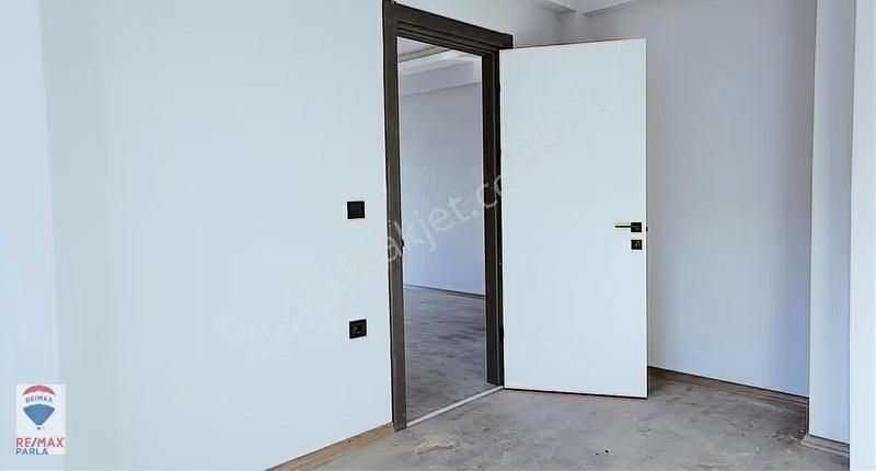 Remax Parla'dan Tramvaya 500 Mt Yerden Isıtmalı Lüks 1+1 - Görsel 3