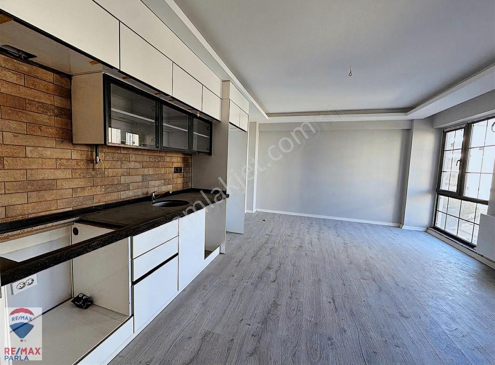 Remax Murat Kocaoğlu Körfez Ana Yolda Sahile 2 Dk Mesafede 1+1 - Görsel 10