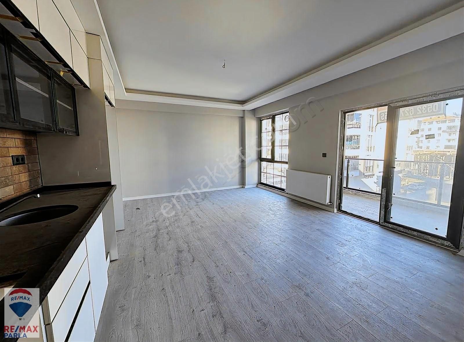 Remax Murat Kocaoğlu Körfez Ana Yolda Sahile 2 Dk Mesafede 1+1 - Görsel 8