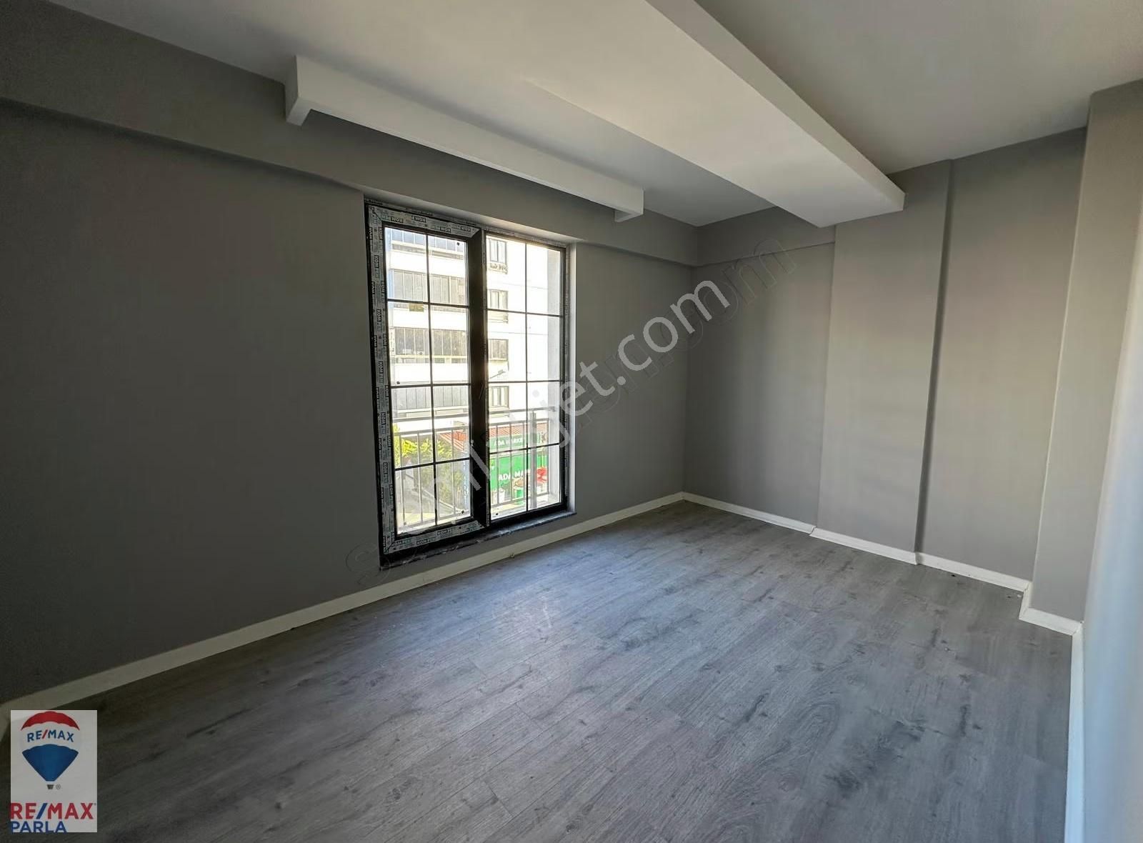 Remax Murat Kocaoğlu Körfez Ana Yolda Sahile 2 Dk Mesafede 1+1 - Görsel 5