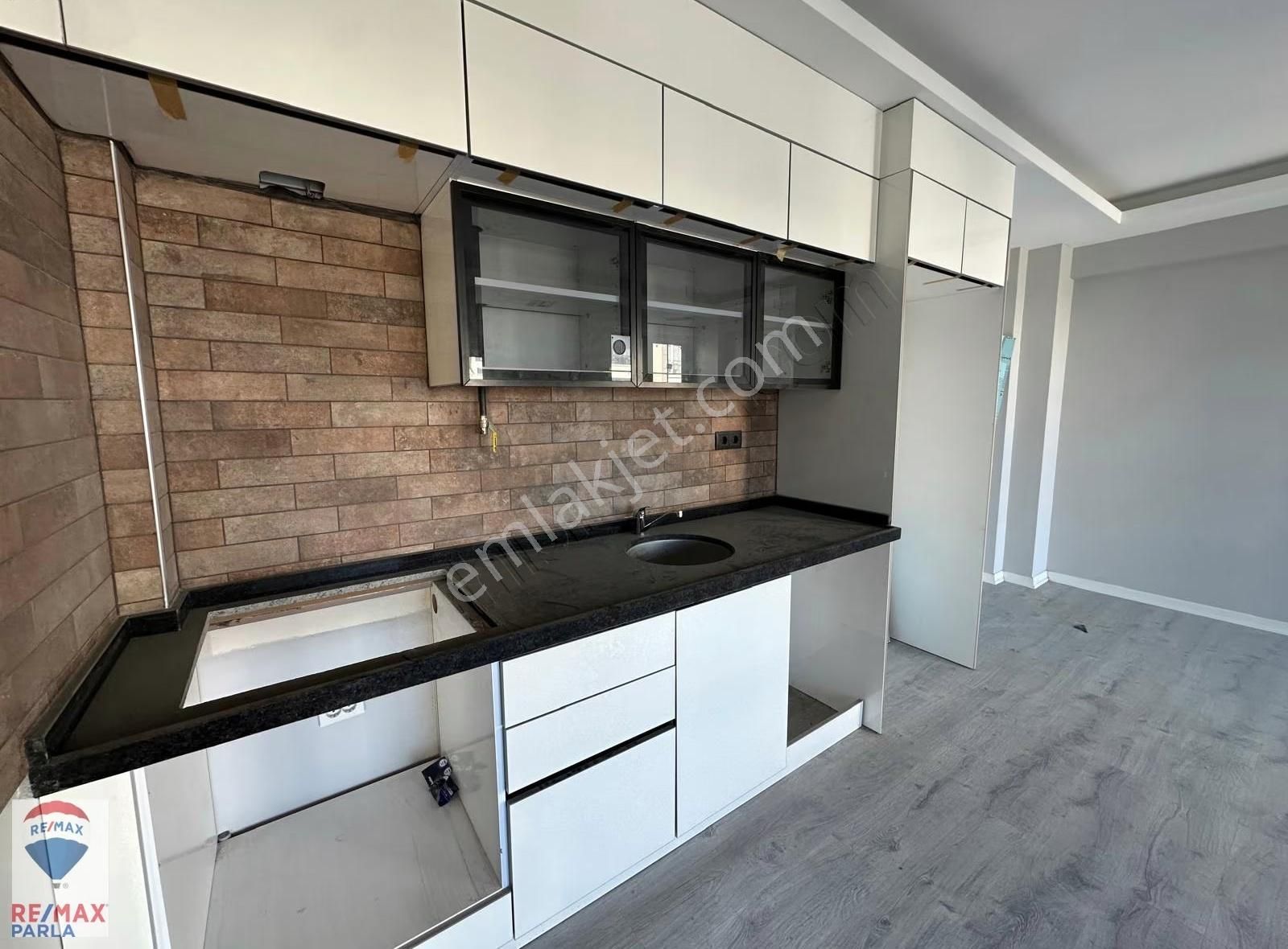 Remax Murat Kocaoğlu Körfez Ana Yolda Sahile 2 Dk Mesafede 1+1 - Görsel 6