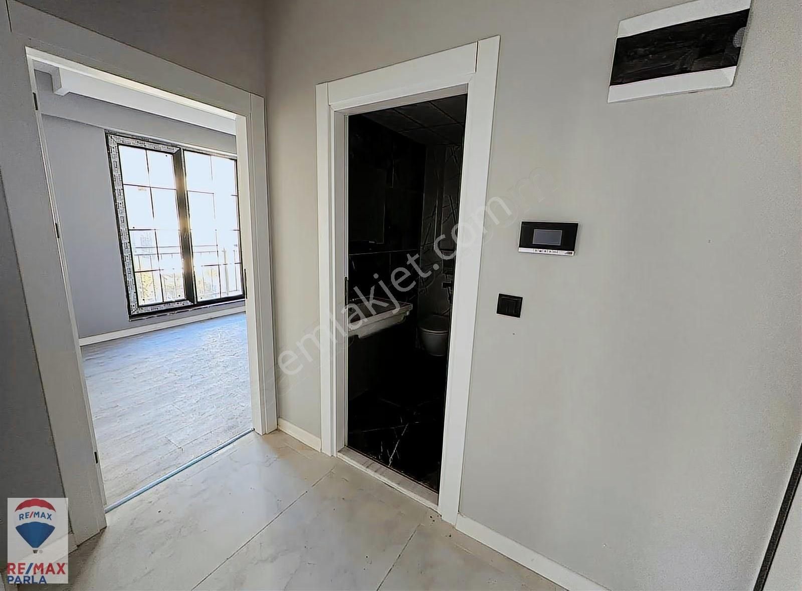 Remax Murat Kocaoğlu Körfez Ana Yolda Sahile 2 Dk Mesafede 1+1 - Görsel 2