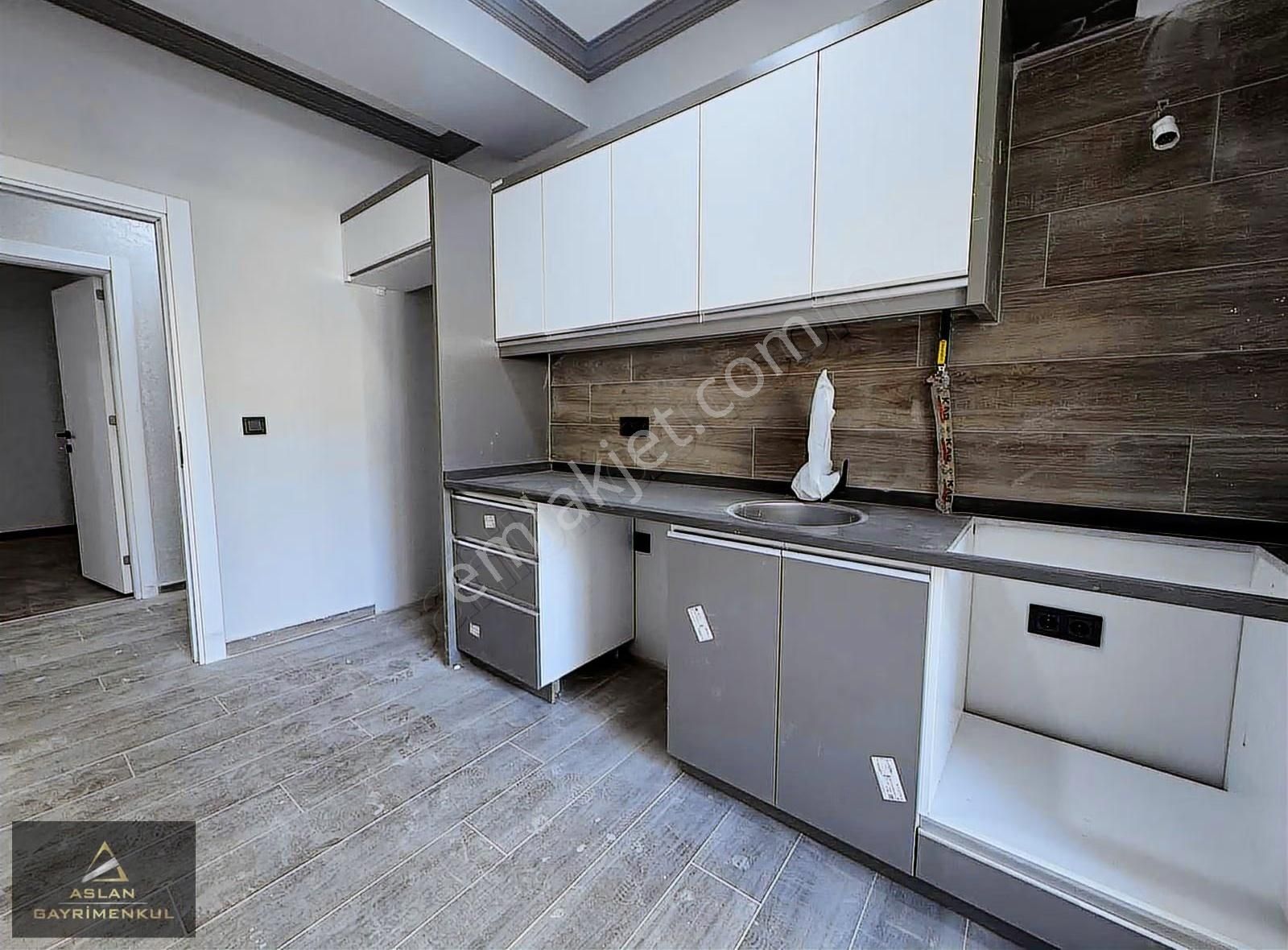 Aslan'dan Anadolu Caddesi / İzban Yakını Satılık K.mutfak 2+1