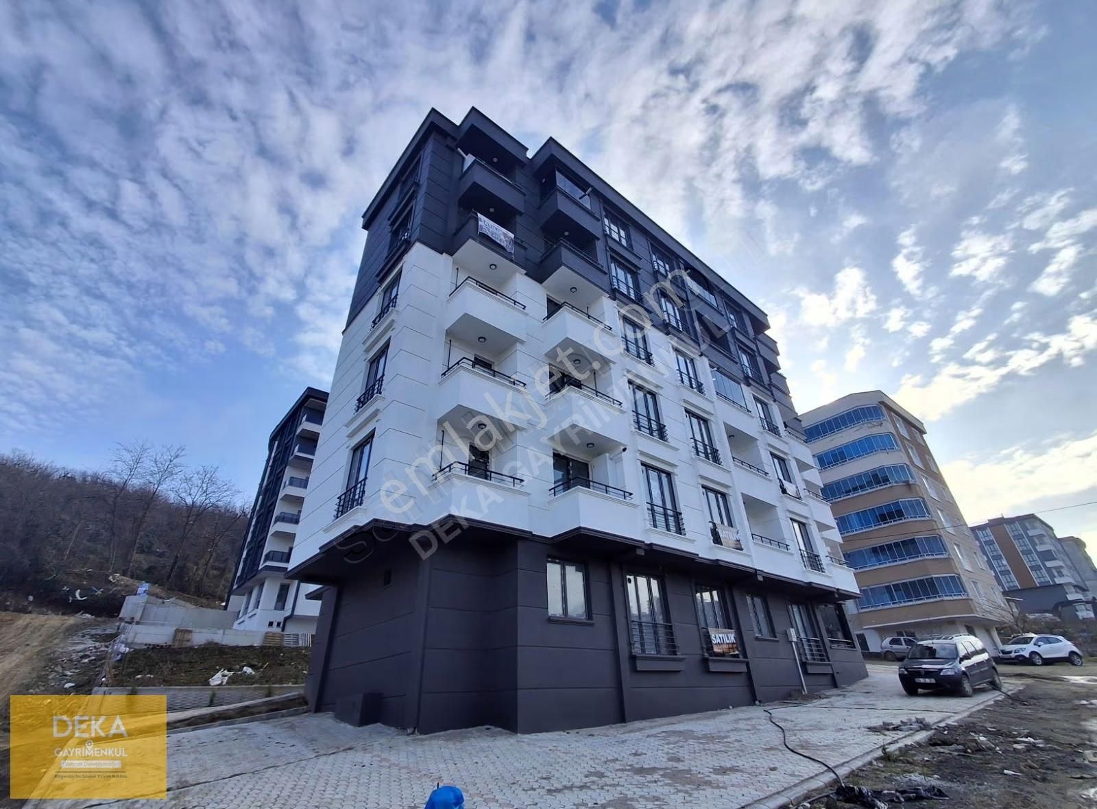 Deka Gayrimenkul'den Körfez'de Eşyalı Cam Balkonlu Kombili 1+1