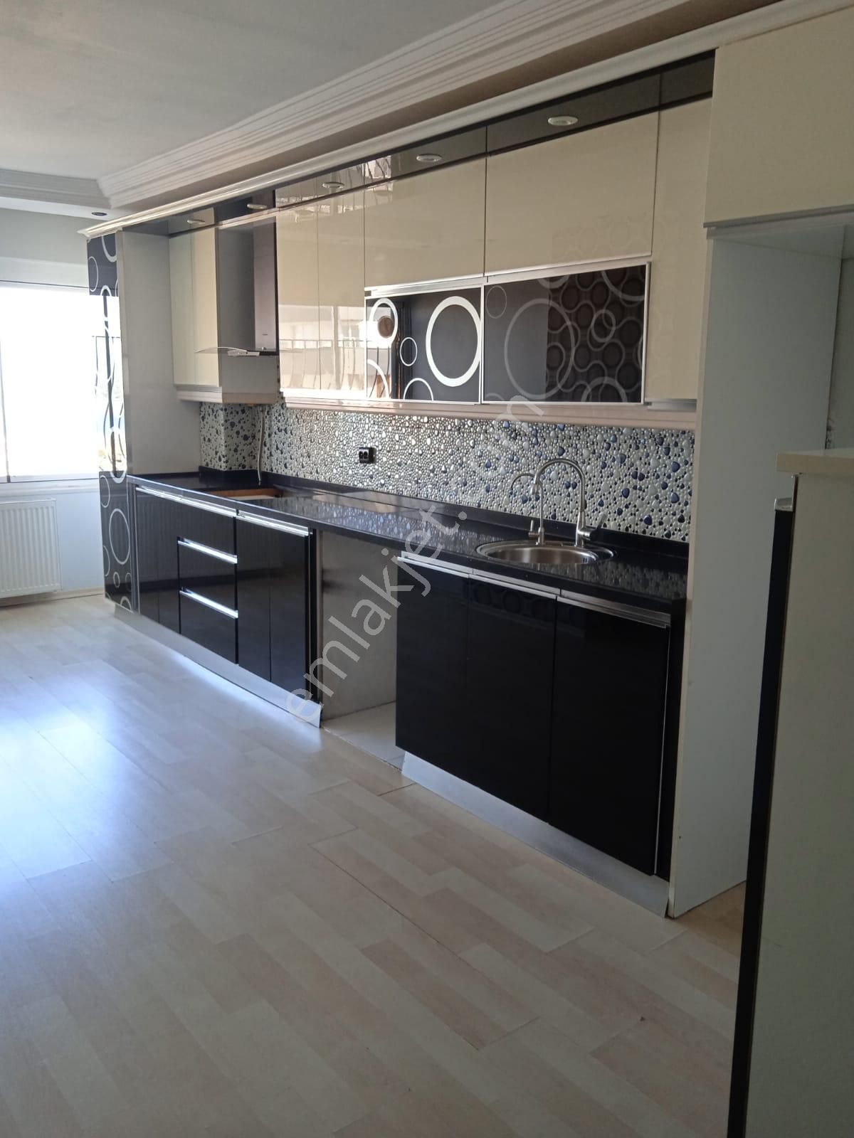 Adana Çukurovada Güzelyalı Göl Manzaralı Doğalgazlı Kombili 3+1 Kiralık Fırsat Daire