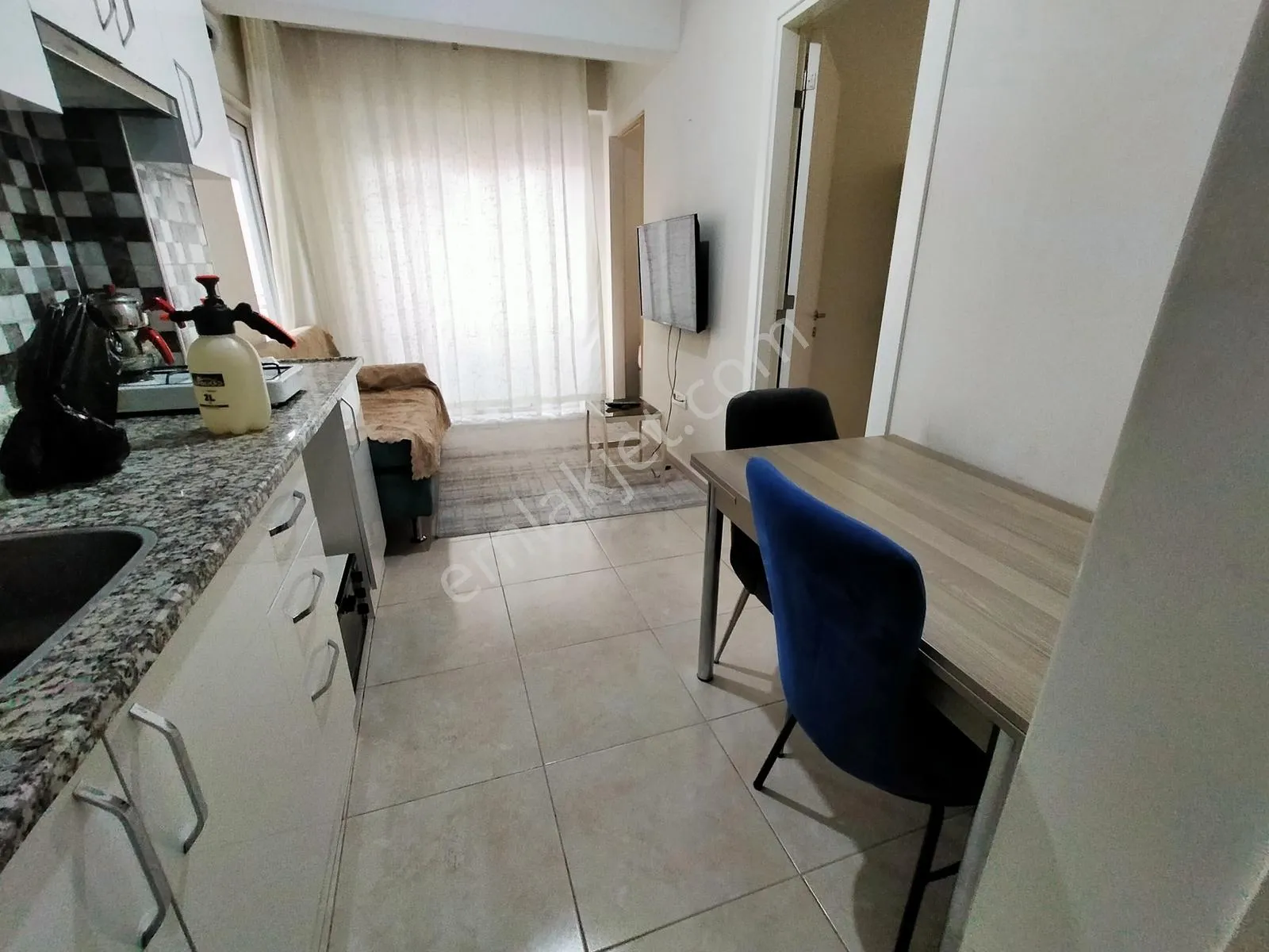 Aile Apartında Akkonakda 50m2 2+1 Eşyalı Balkonlu Kiralık Daire