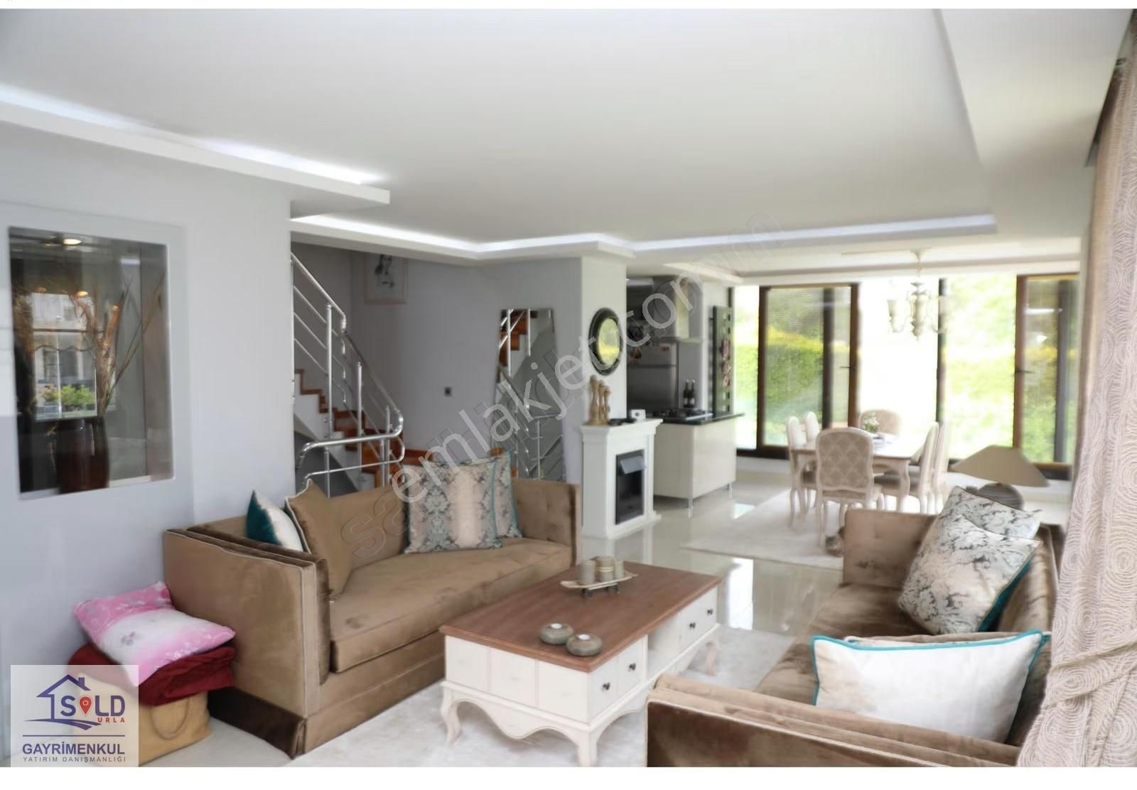 Urla Binkonutlar Mevkiinde Müstakil Havuzlu Satılık Villa