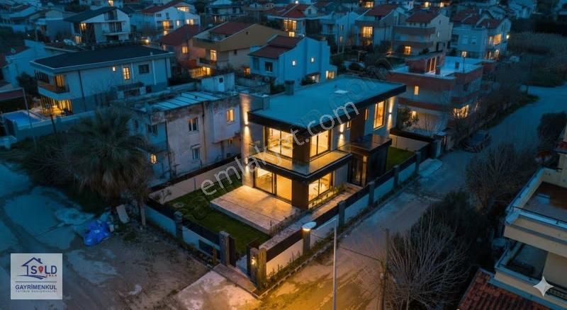 Urla Atatürk Mahallesinde Satılık Tam Müstakil Villa