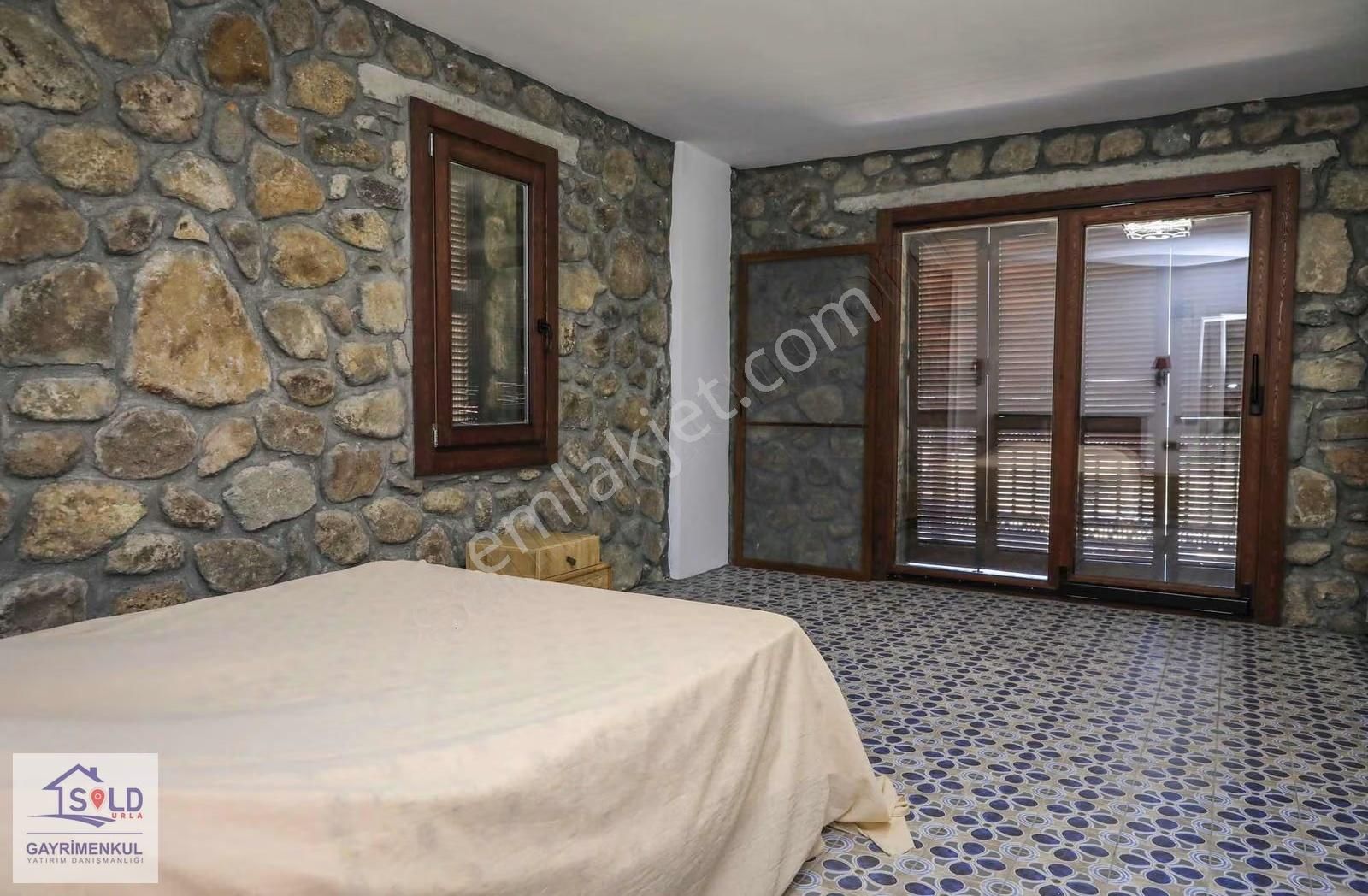 Urla'da Tam Müstakil Satılık Taş Villa - Görsel 16