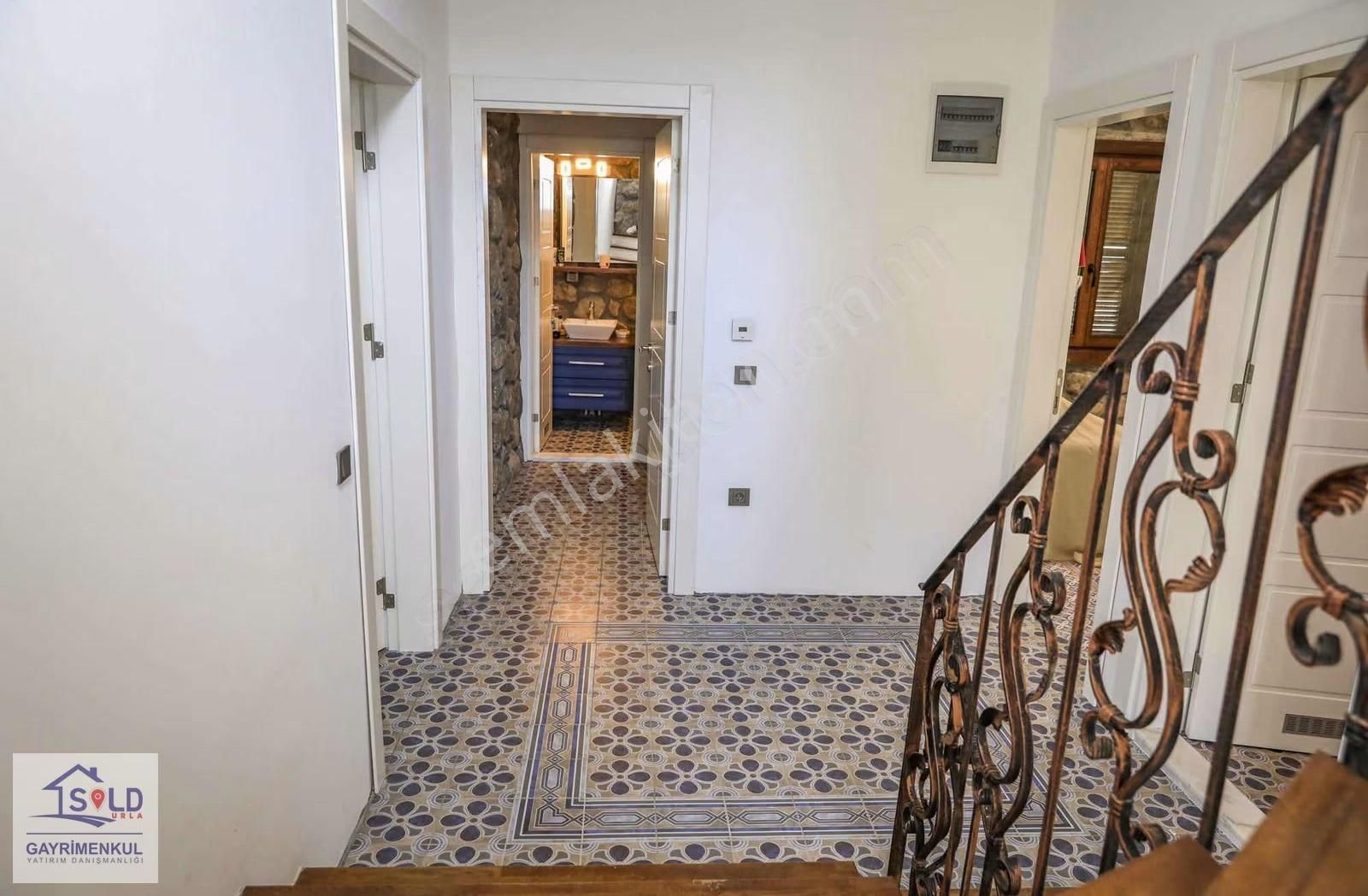 Urla'da Tam Müstakil Satılık Taş Villa - Görsel 7