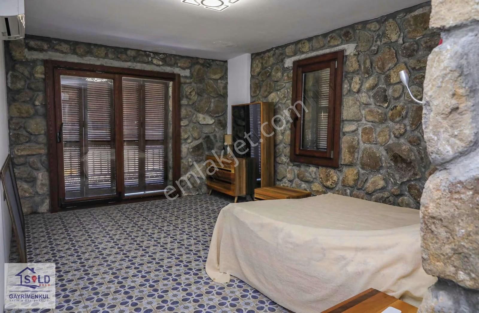 Urla'da Tam Müstakil Satılık Taş Villa - Görsel 2