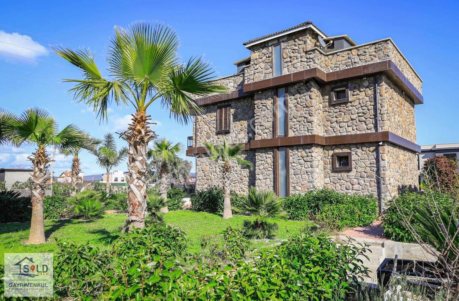 Urla'da Tam Müstakil Satılık Taş Villa