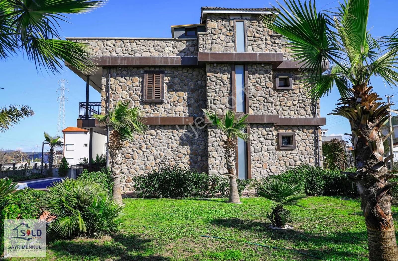 Urla'da Tam Müstakil Satılık Taş Villa - Görsel 9