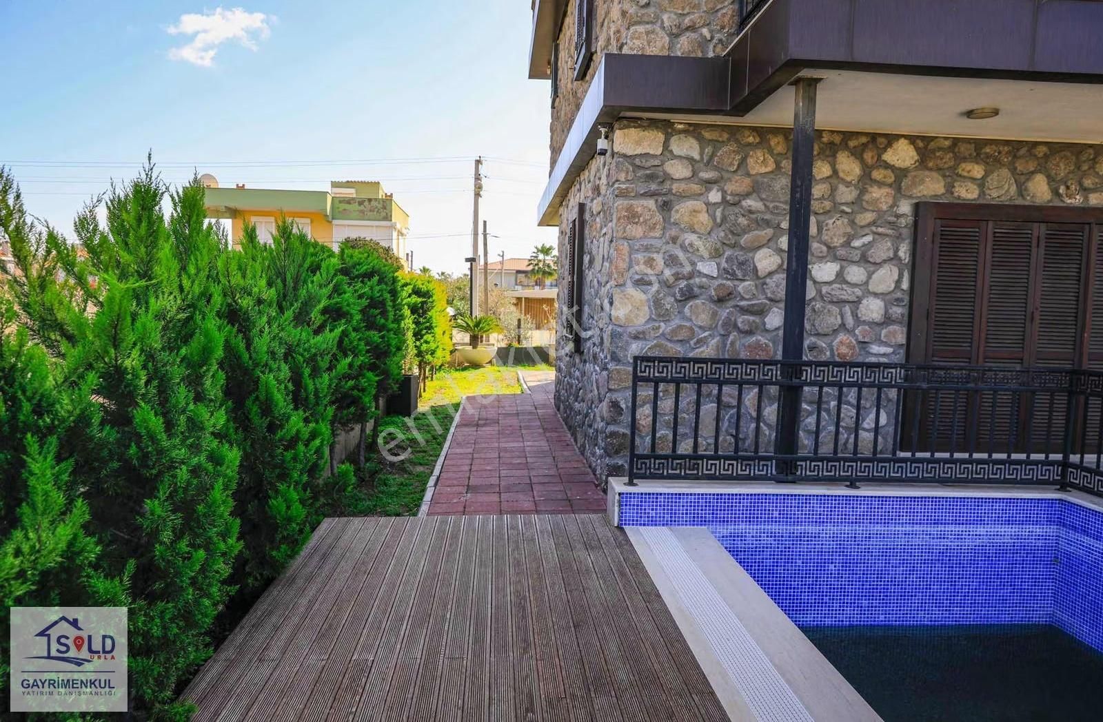 Urla'da Tam Müstakil Satılık Taş Villa - Görsel 13