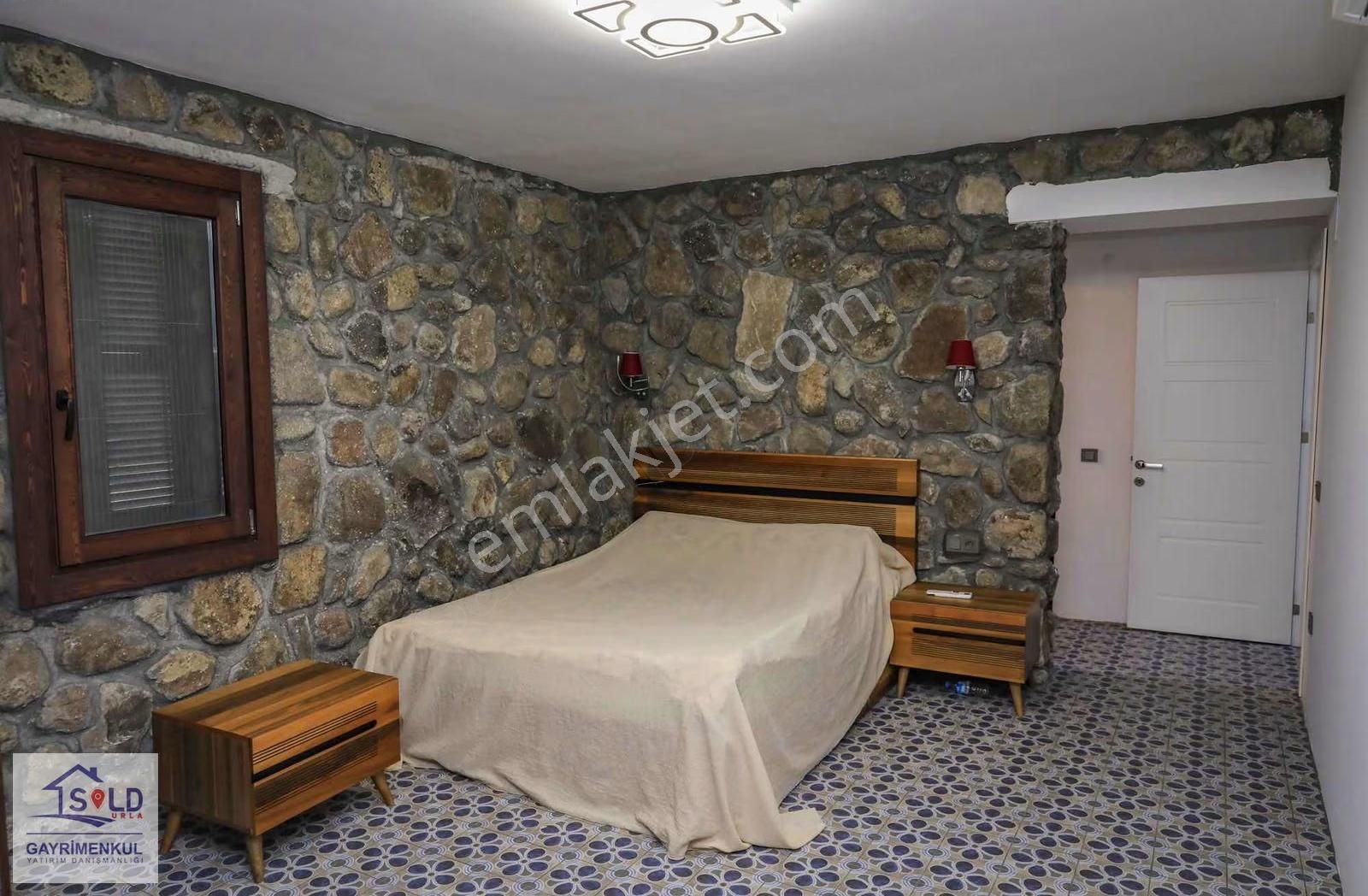 Urla'da Tam Müstakil Satılık Taş Villa - Görsel 12