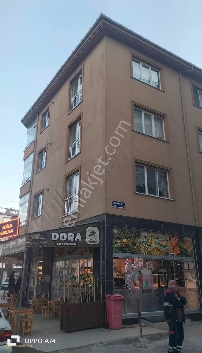 Barbaros Mahallesinde Geniş Kullanım Alanlı Fırsat Daire - Görsel 24