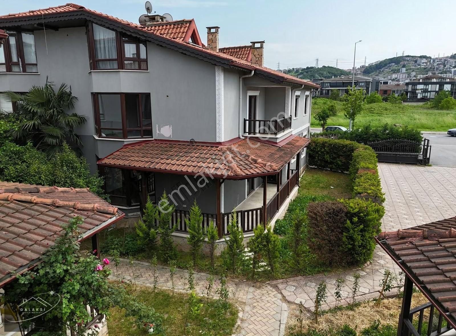 Takasa Açik Serdivan300 M2 Net Kullanım Alanlı 6+1 Satılık Villa