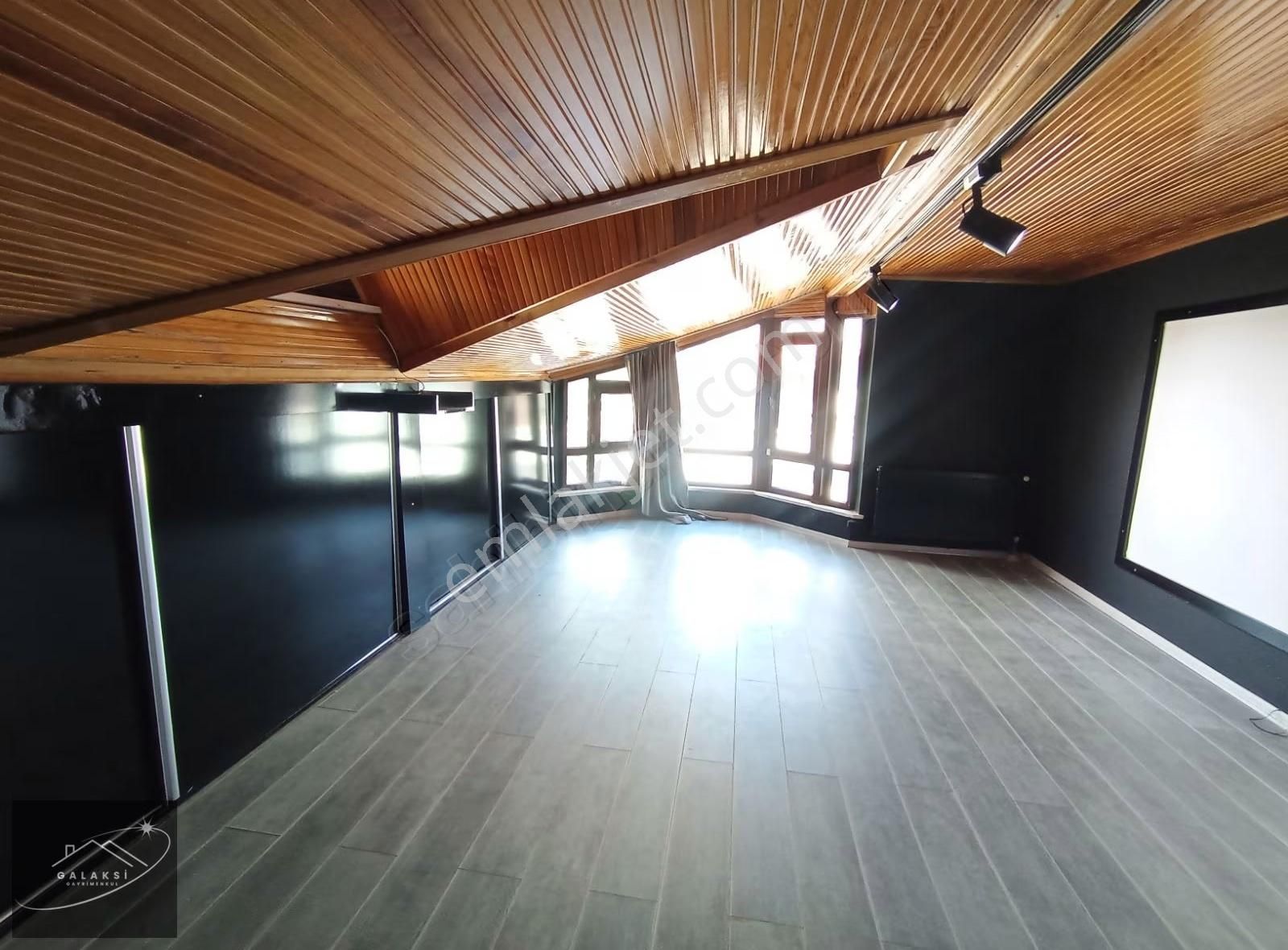 Takasa Açik Serdivan300 M2 Net Kullanım Alanlı 6+1 Satılık Villa - Görsel 3