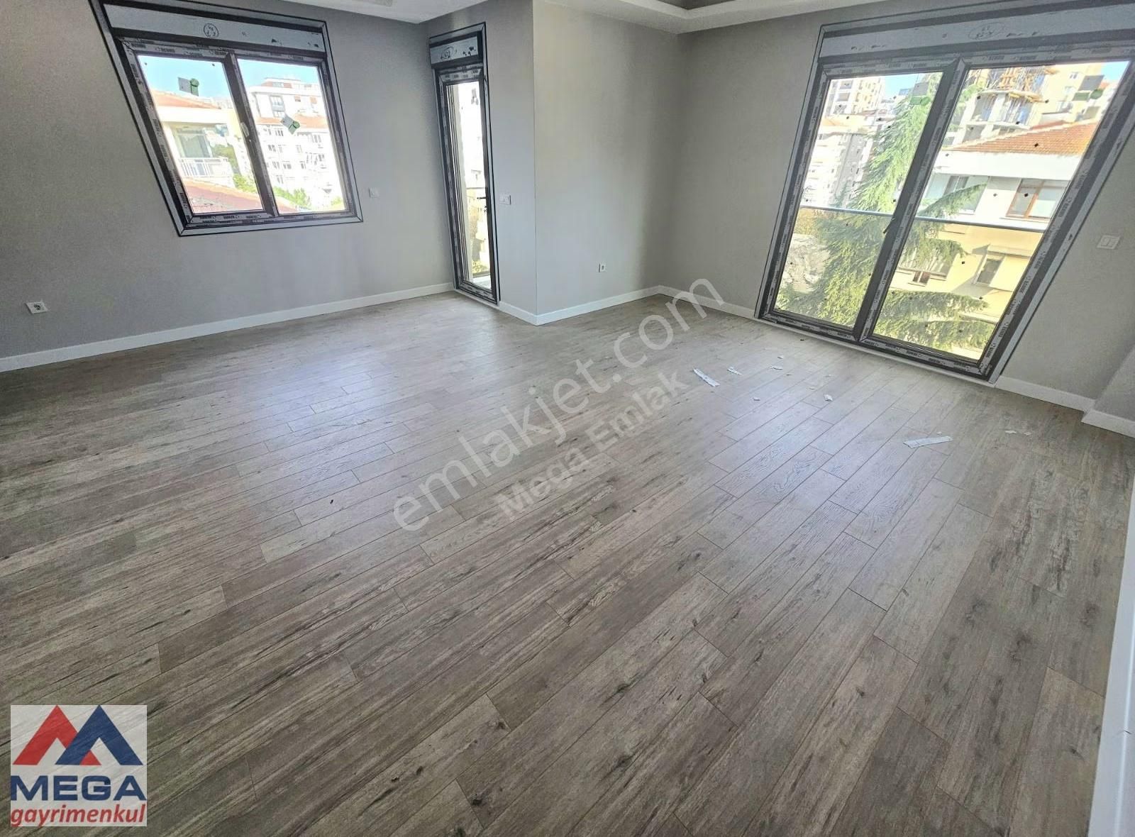 Mega'dan Feneryolunda 150 M2 3+1 Balkonlu Hamamlı Ferah Sıfır