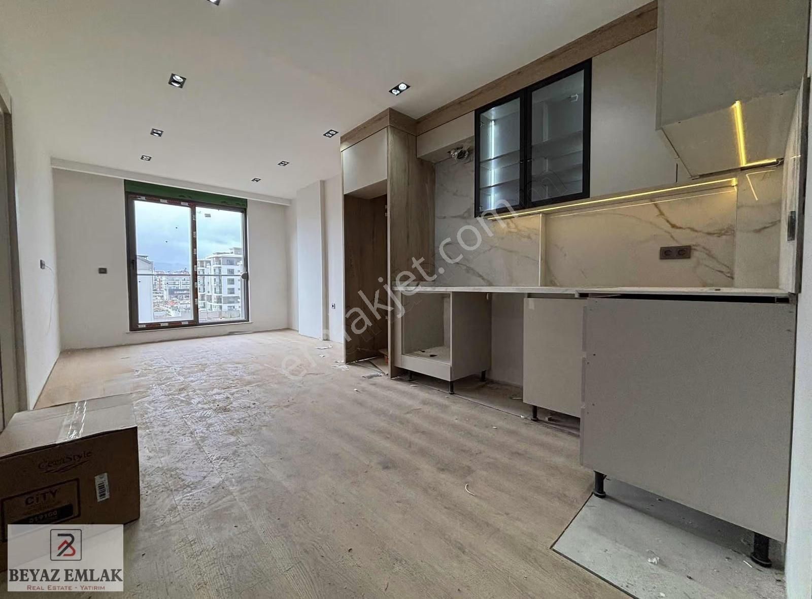 Yerden Isıtmalı Havuzlu Asansörlü Tek Binada Katta Satılık 1+1