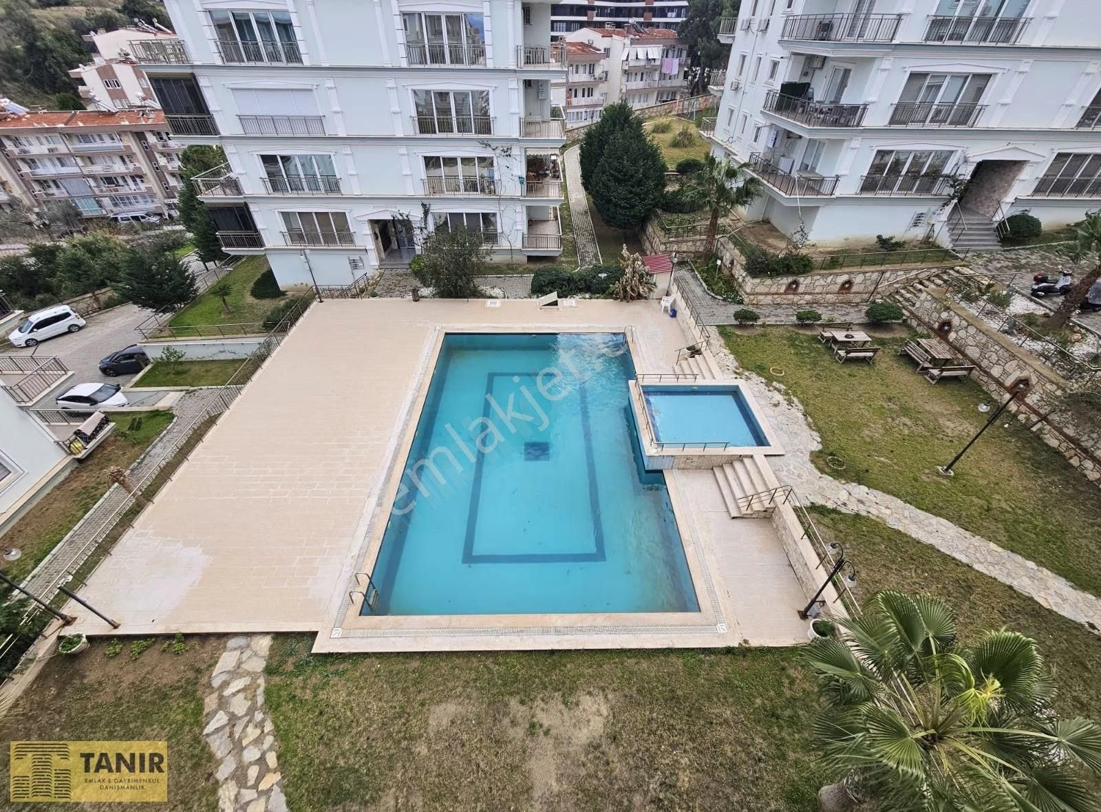 Kuşadası Merkezde Havuzlu Site İçerisinde Full Esyalı 3+1 Daire