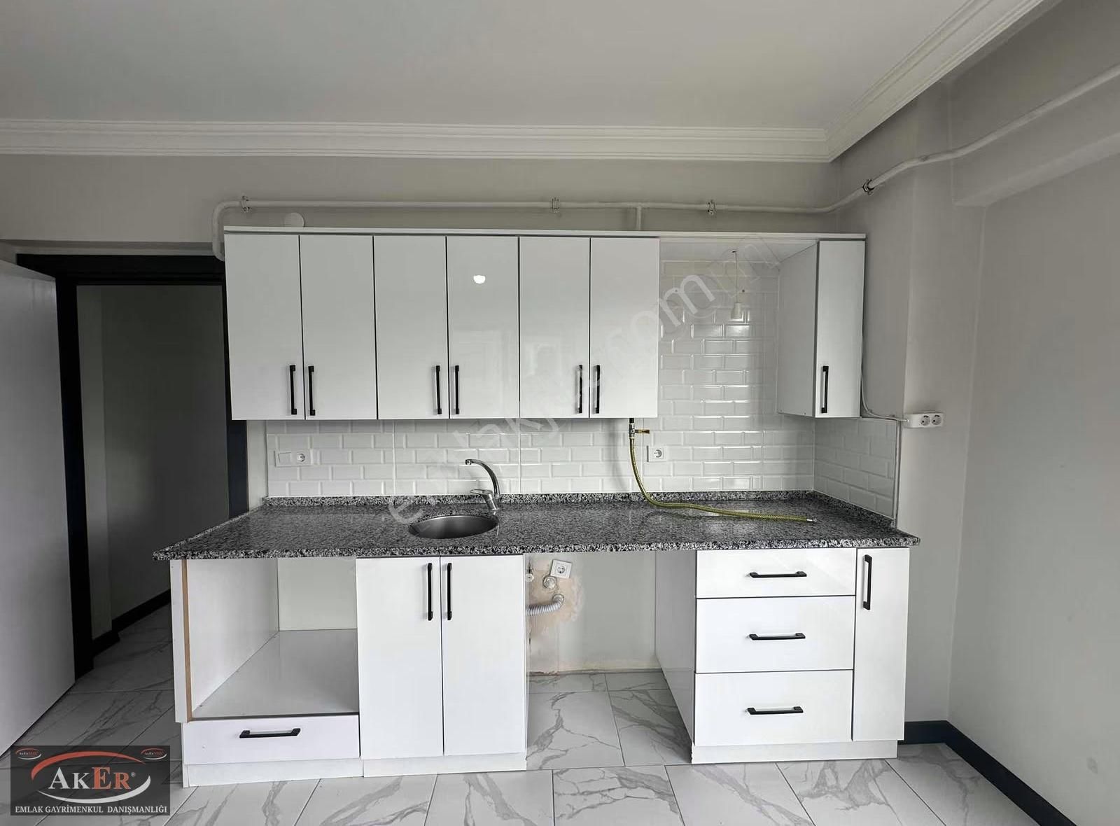 Aker Emlaktan Merkez Konum Tam Koridorlu 1+1 - Görsel 8