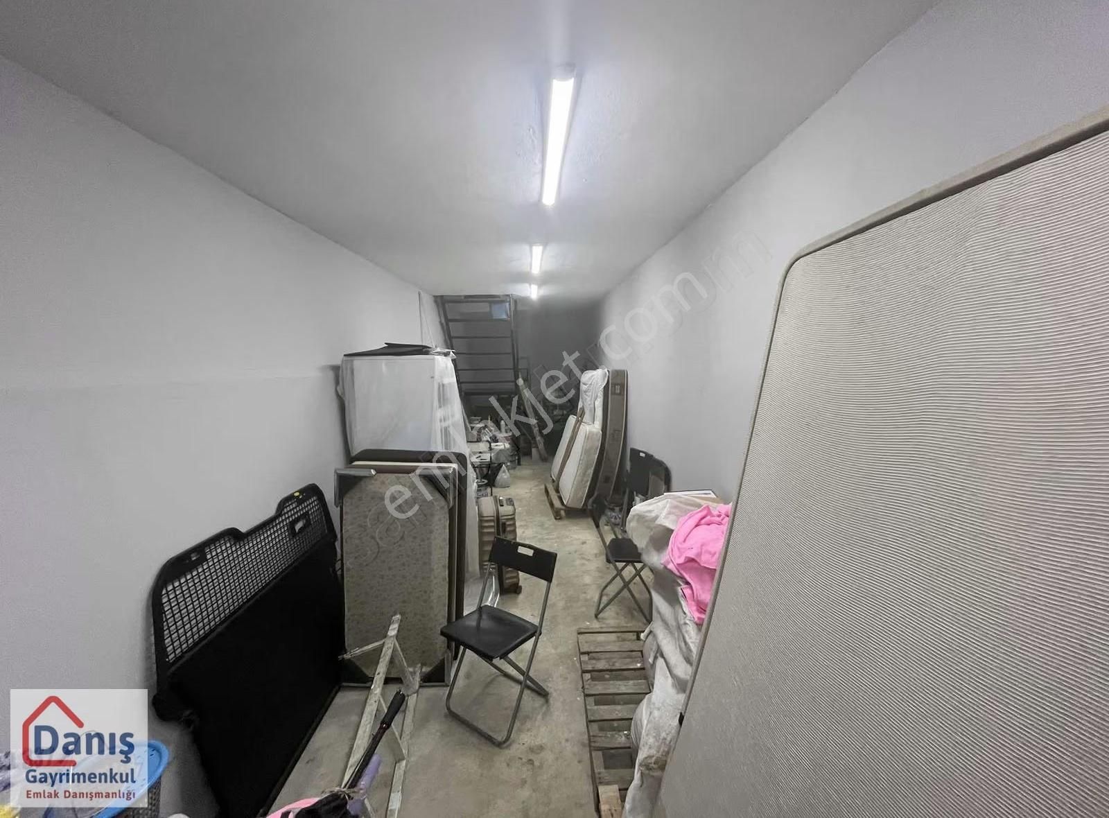 Bulgurlu Mahallesinde Ulaşımda Sorun Olmayan Depolu Dükkan