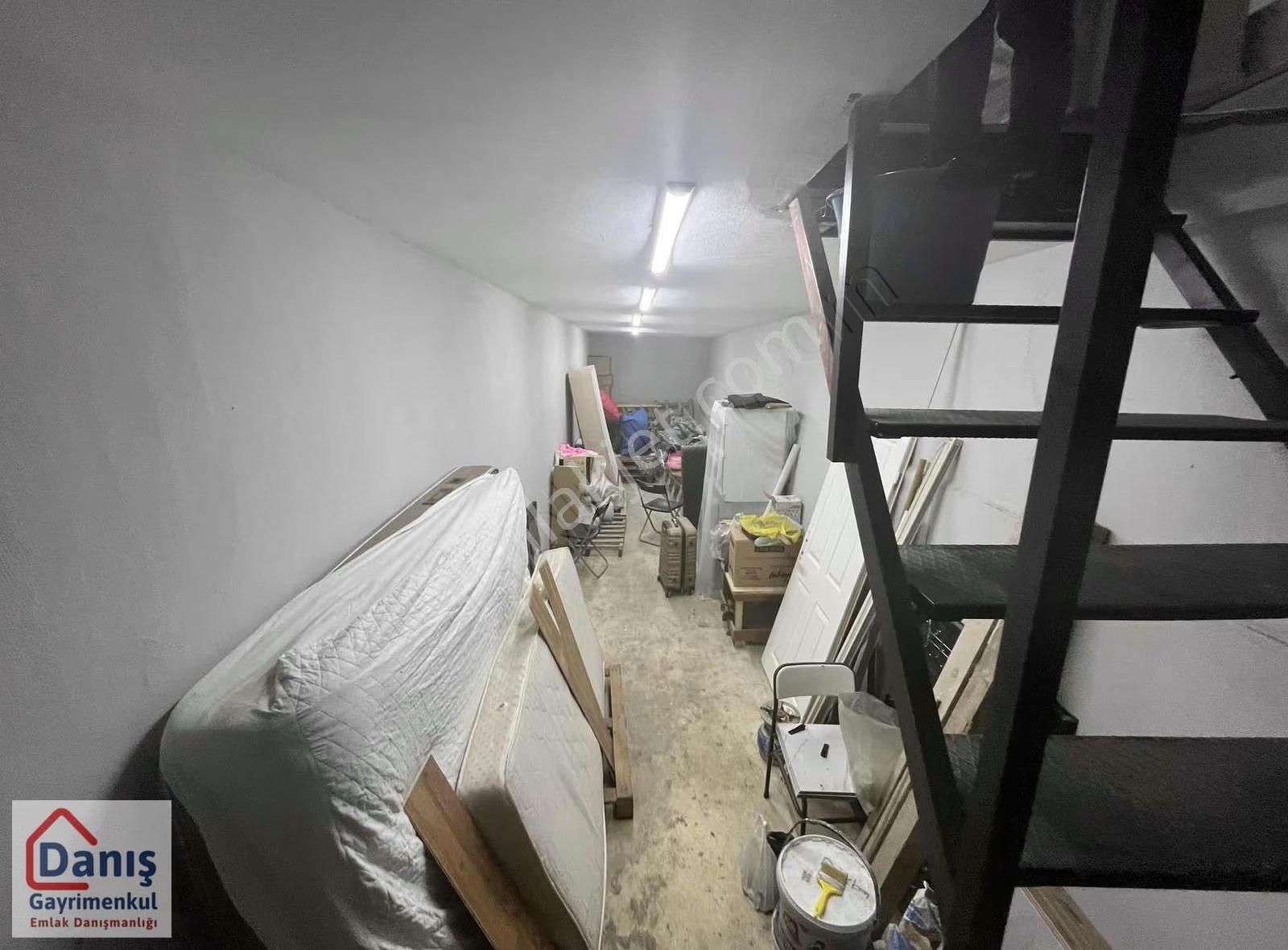 Bulgurlu Mahallesinde Ulaşımda Sorun Olmayan Depolu Dükkan - Görsel 3