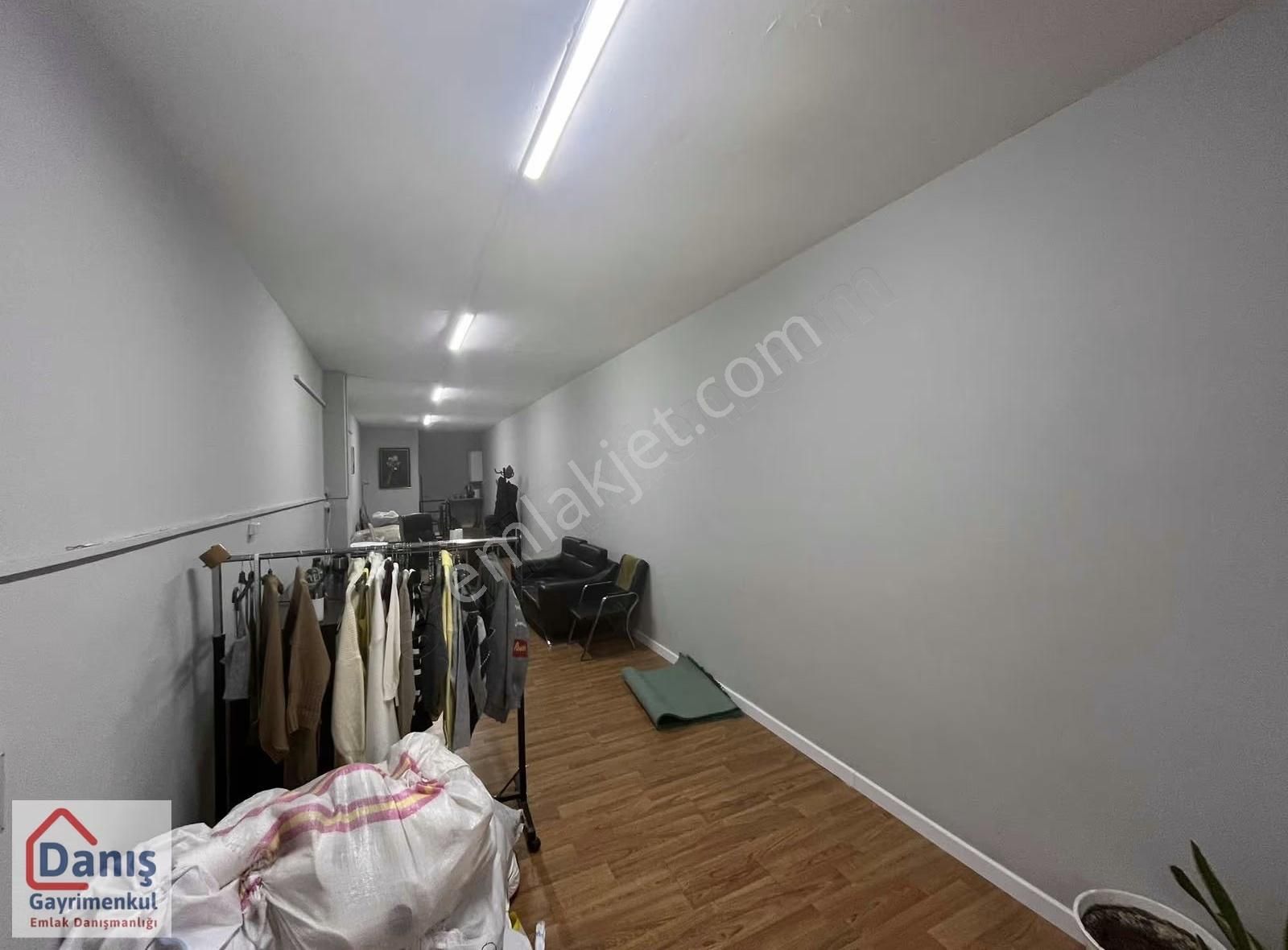 Bulgurlu Mahallesinde Ulaşımda Sorun Olmayan Depolu Dükkan - Görsel 2