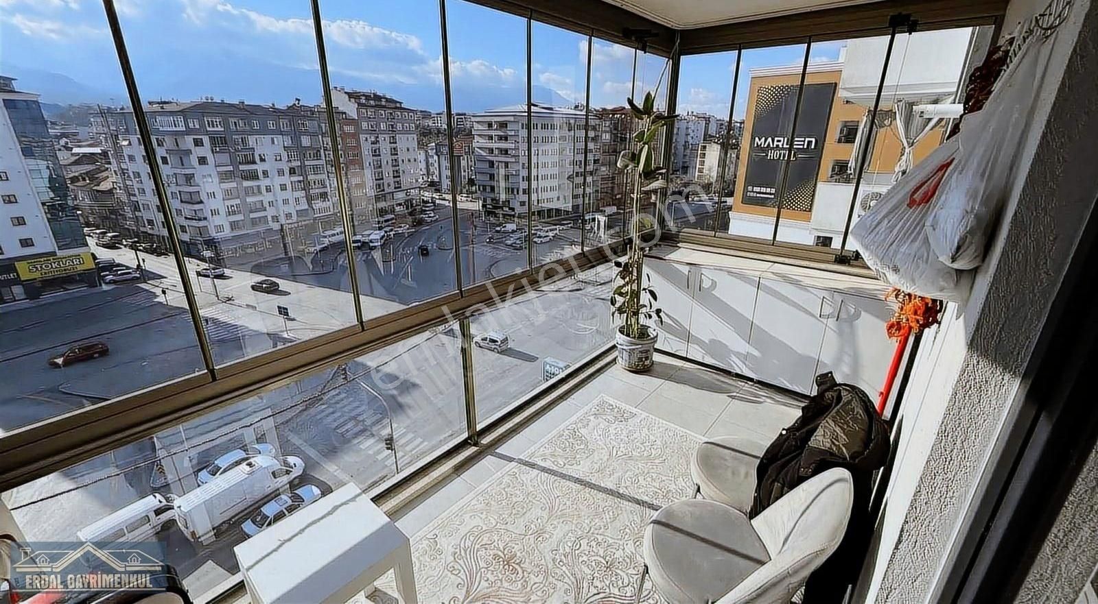 Cadde Üzerinde Ara Kat Satılık 2+1 Daire