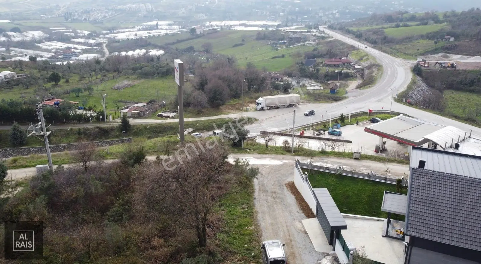 853 M2 İmarlı Satılık 2 Adet Parsel Çınarcık Koru