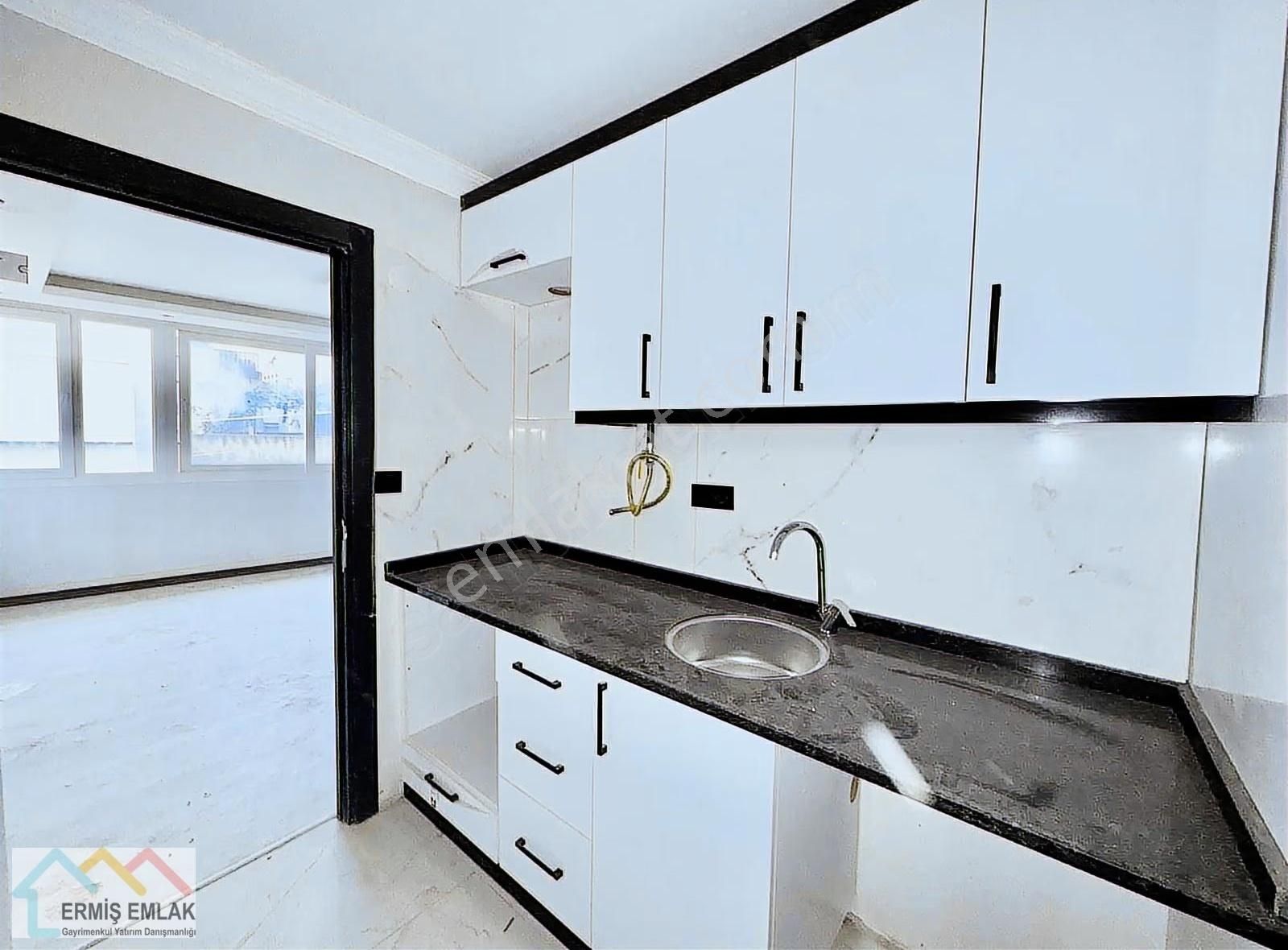 Optimuma Yakın Satılık 2+0 Tadilatlı Daire