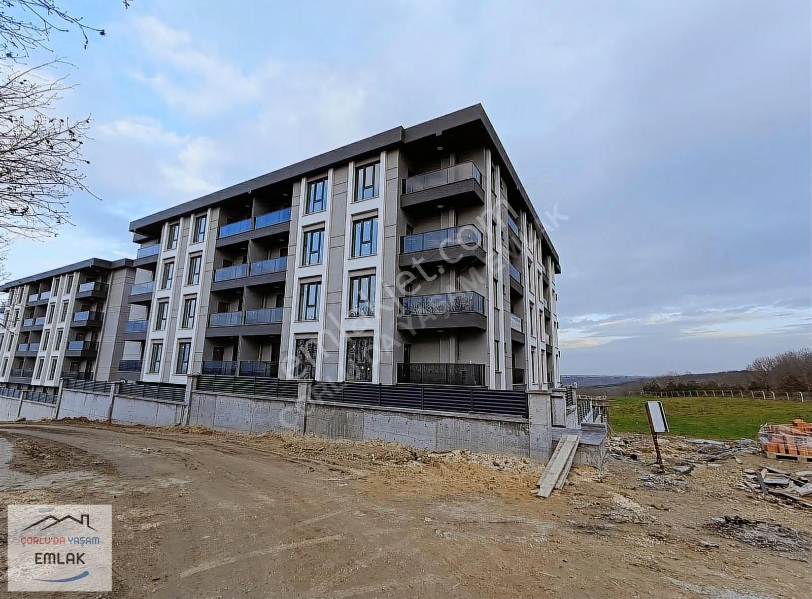 Çerkezköy Tepe Bölgesinde Site İçerisinde Satılık 1+1 Daire