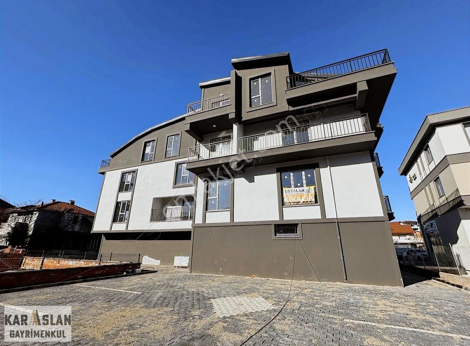 Başiskele Yeşilyurt'ta Cadde Üzeri Asansörlü Satılık 3+1 Daire