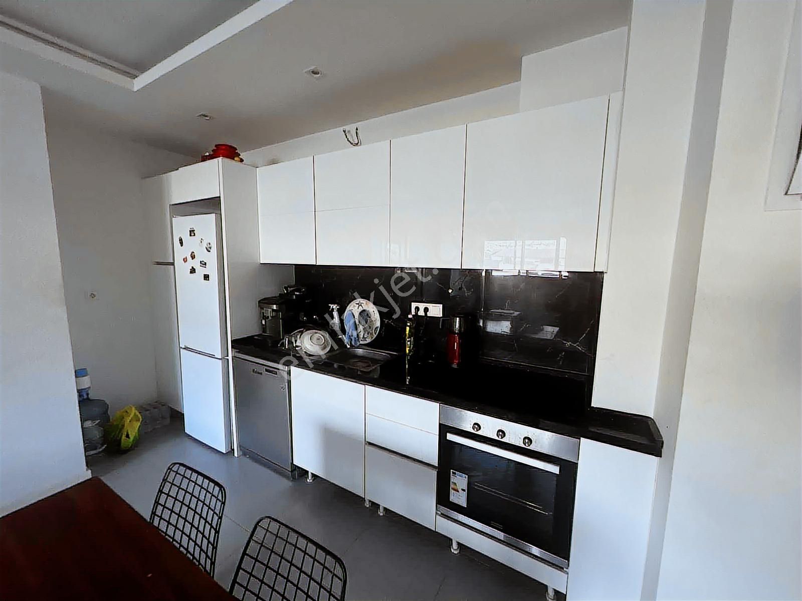 Bayraklı Yatay Mimari Grando Sitesinde 1+1 Kiralık Daire
