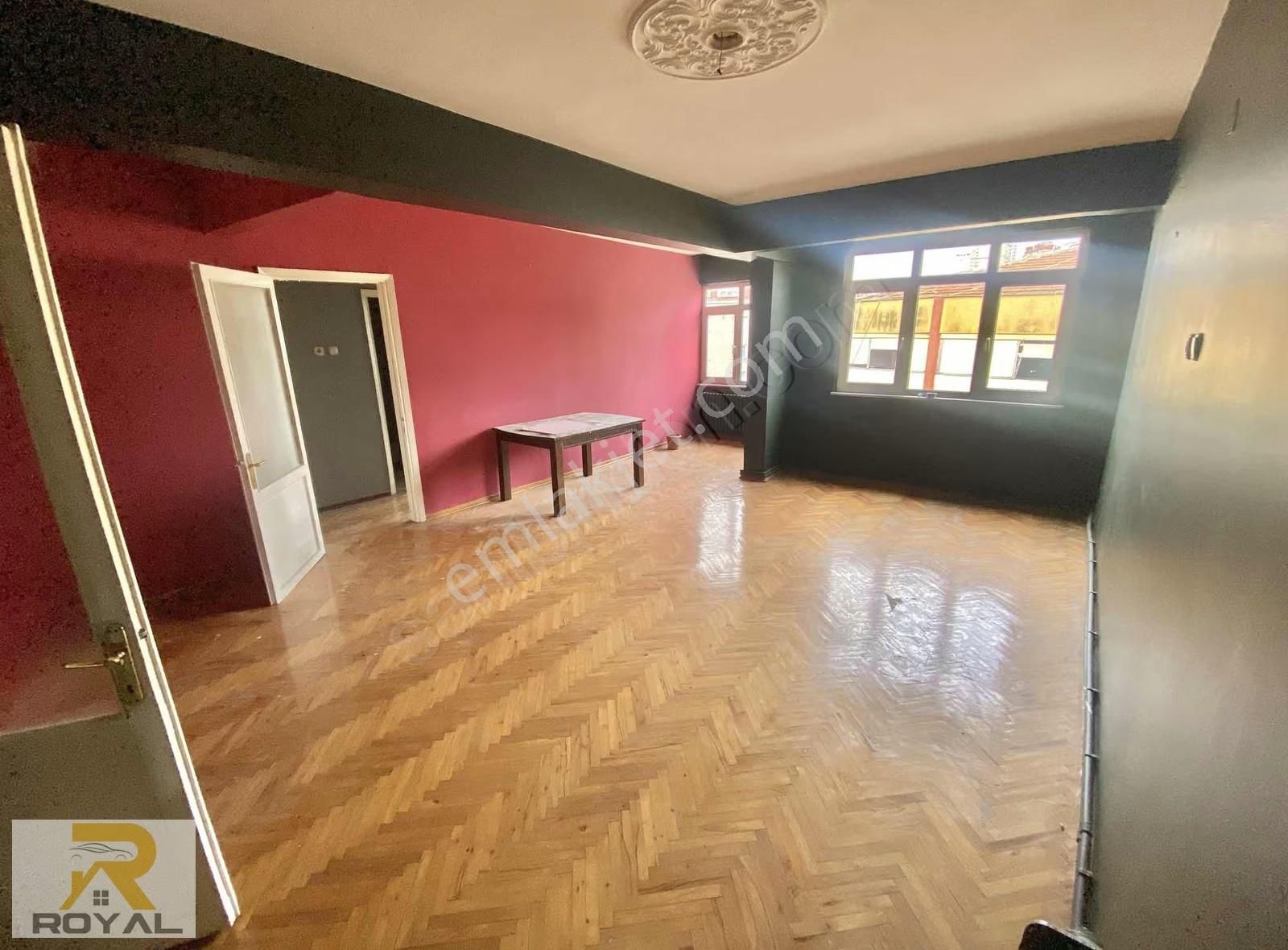 Fatih Mahallesi 3+1 Küçükçekmece Meydanda 3+1 Kullanışlı Daire