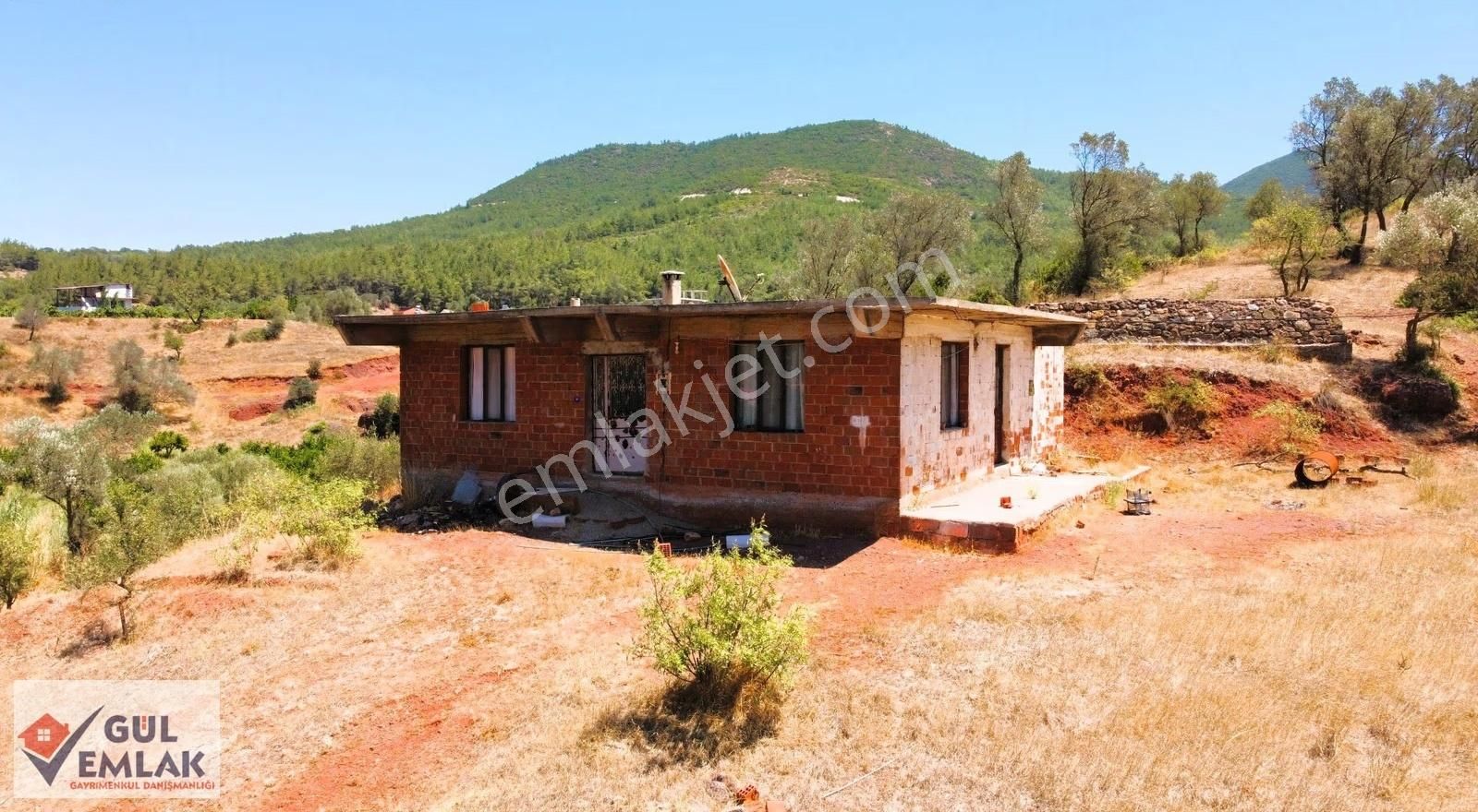 Seferihisar Orhanlı'da Resmi Yol Cepheli Köy İçi Satılık Tarla