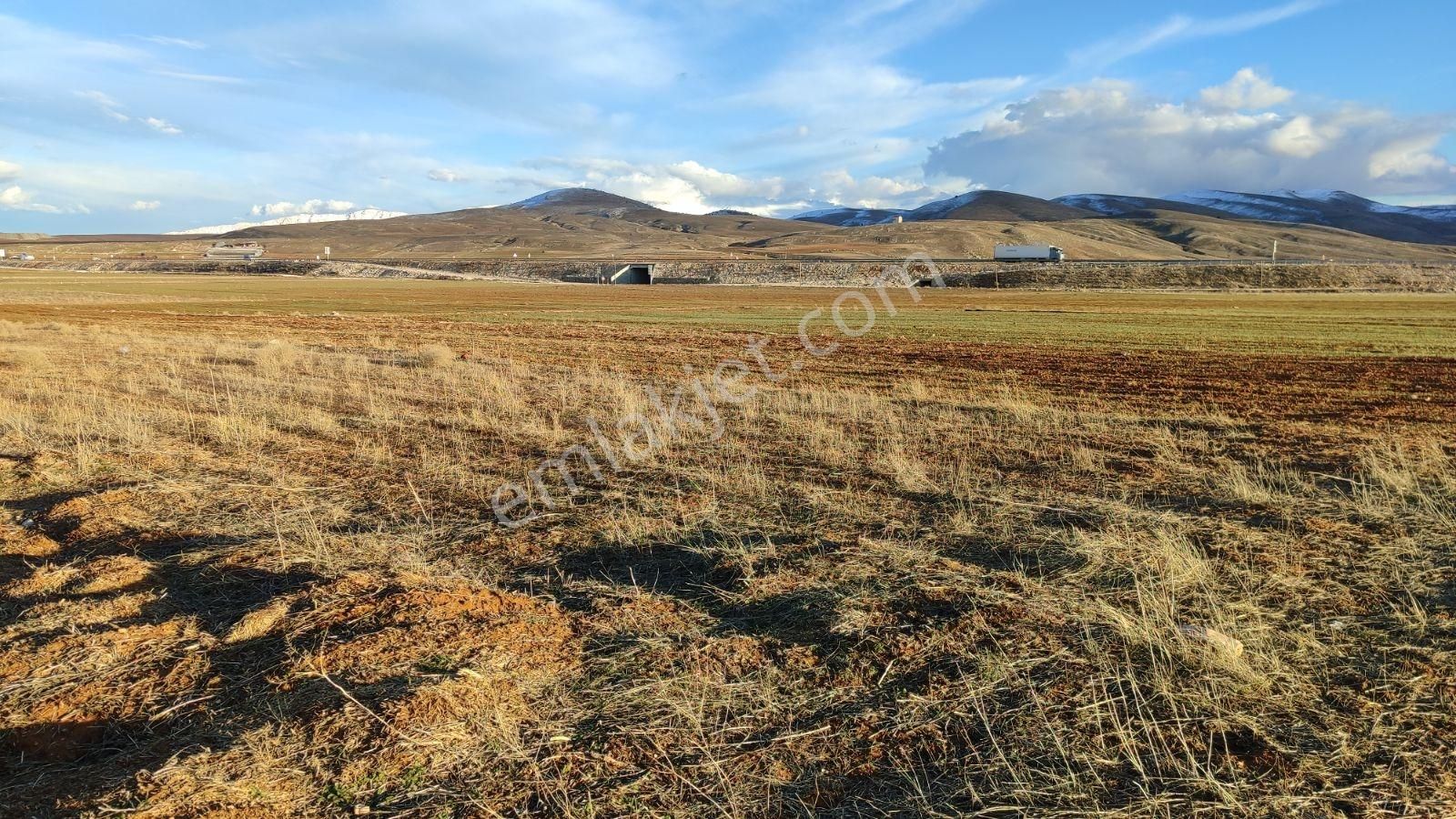 Korkuteli Beğiş De Satılık 1.375m2 Tarla Resmi Yol Var - Görsel 4