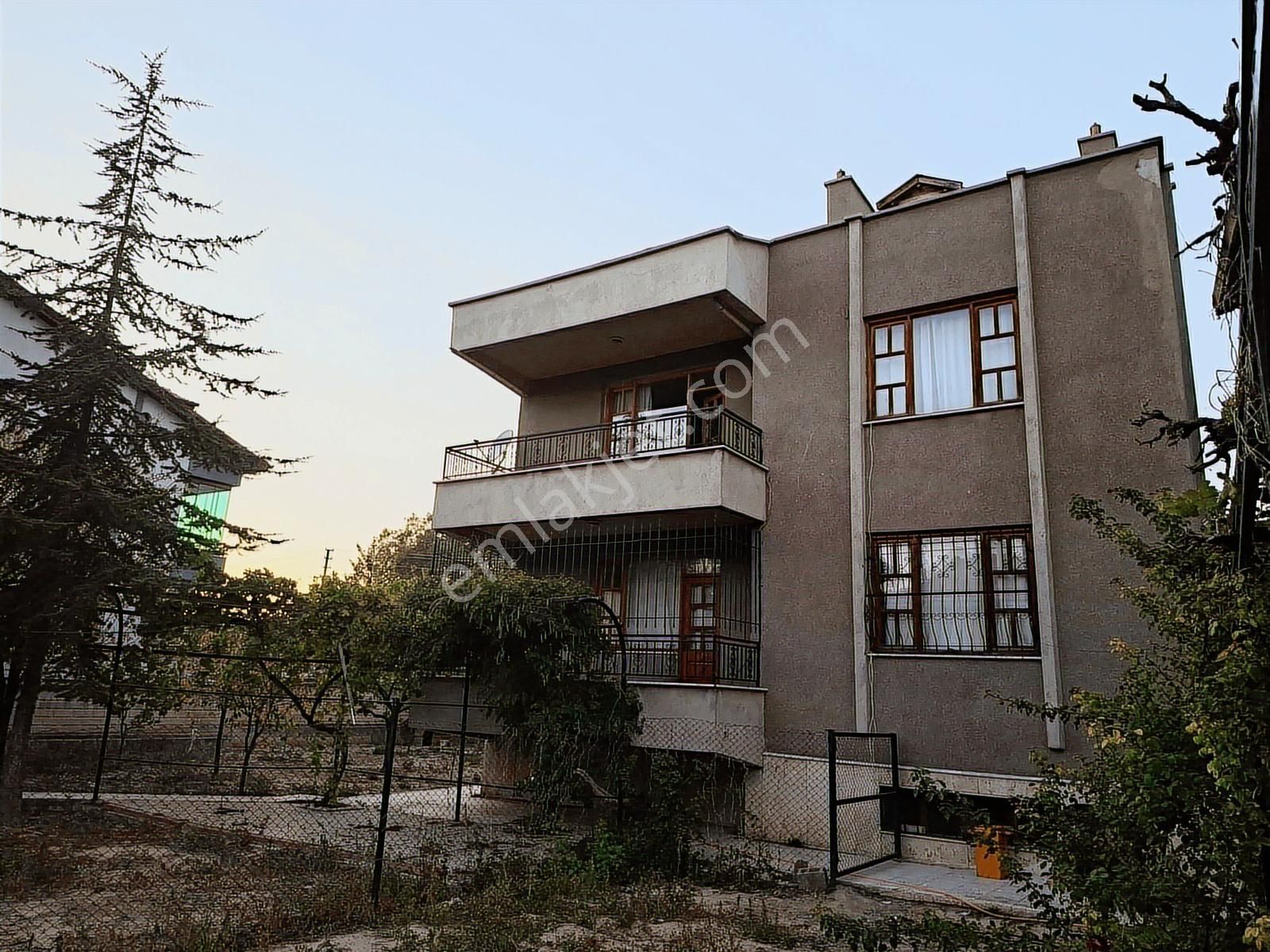 Hüsamettin Çelebi Kanal Boyu 982 M2 Arsa İçerisinde Müstakil Ev