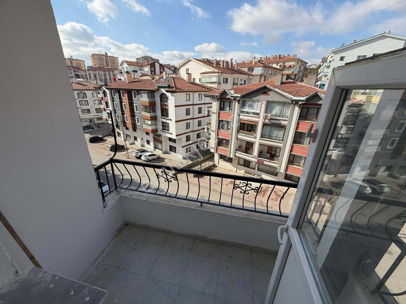 İncirli Barışyolu Caddesi'nde Ara Katta Geniş Çift Balkon 3+1 Daire - Görsel 14