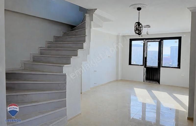 Bahçeli 3+1 Müstakil Ev + Yanında İmarlı Ayrı 160 M2 Arsa - Görsel 2